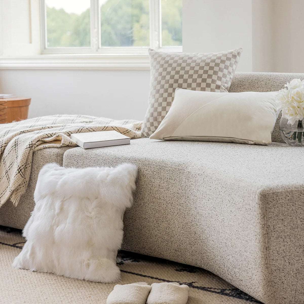 Luxurious White Fluffy Faux Fur Decoration Cushion